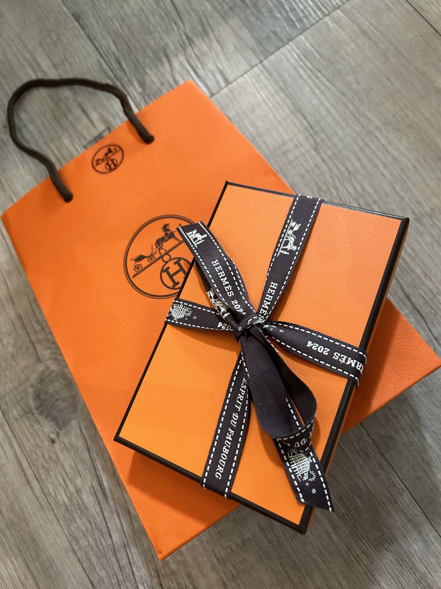 Lyn H. Loves Herm&egrave;s orange box